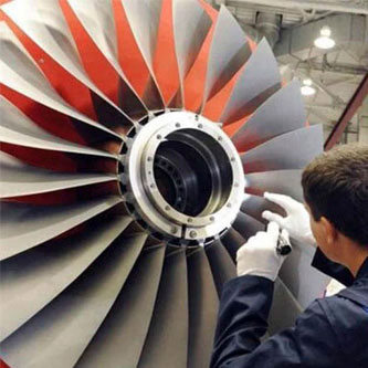 Persona dando mantenimiento a un turbofan